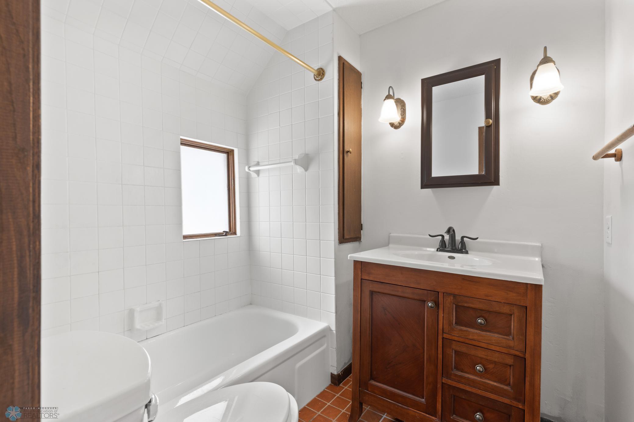 Bedroom 2 En-suite Full Bath