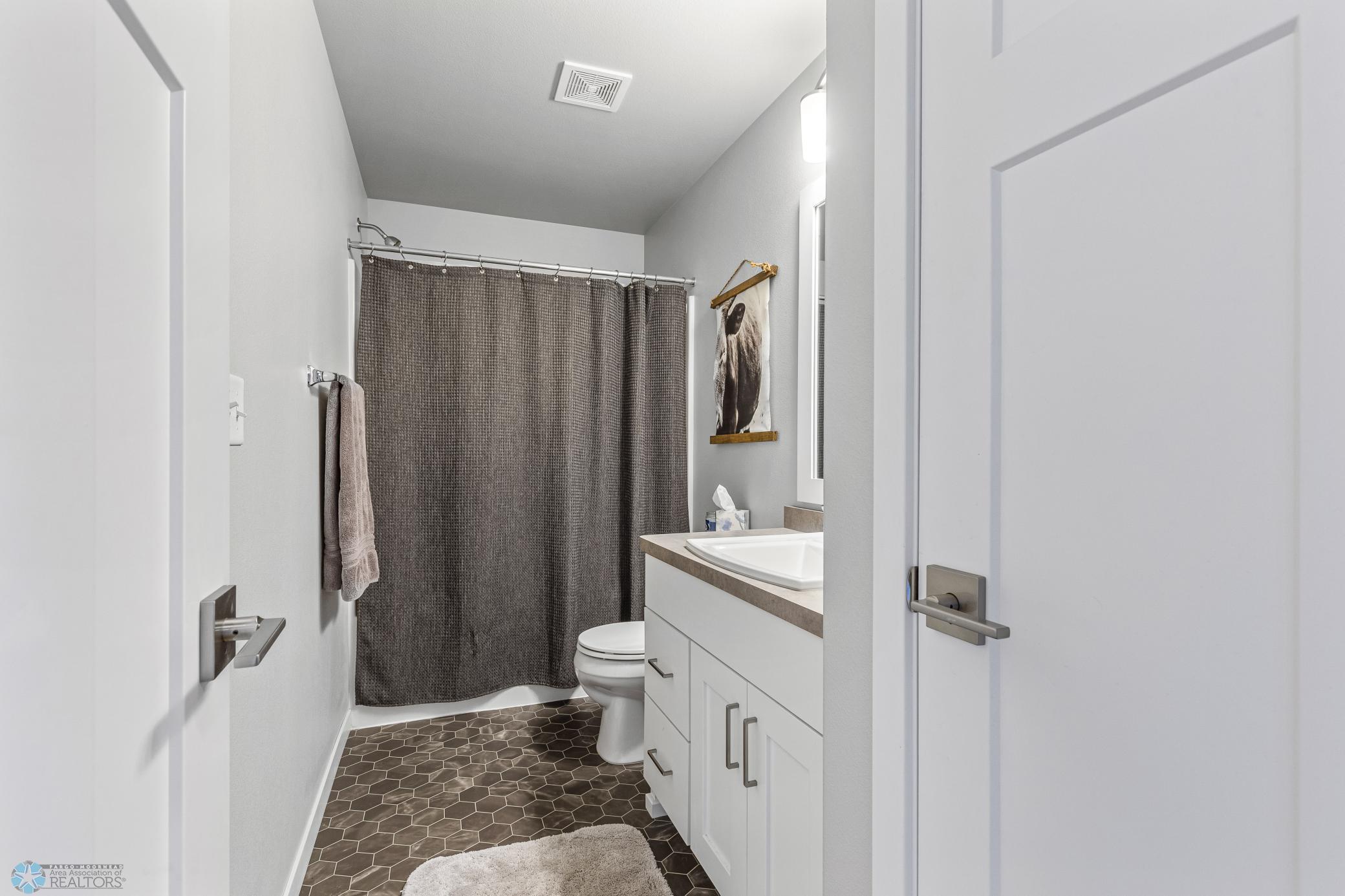 (27) Full Bath 3.jpg