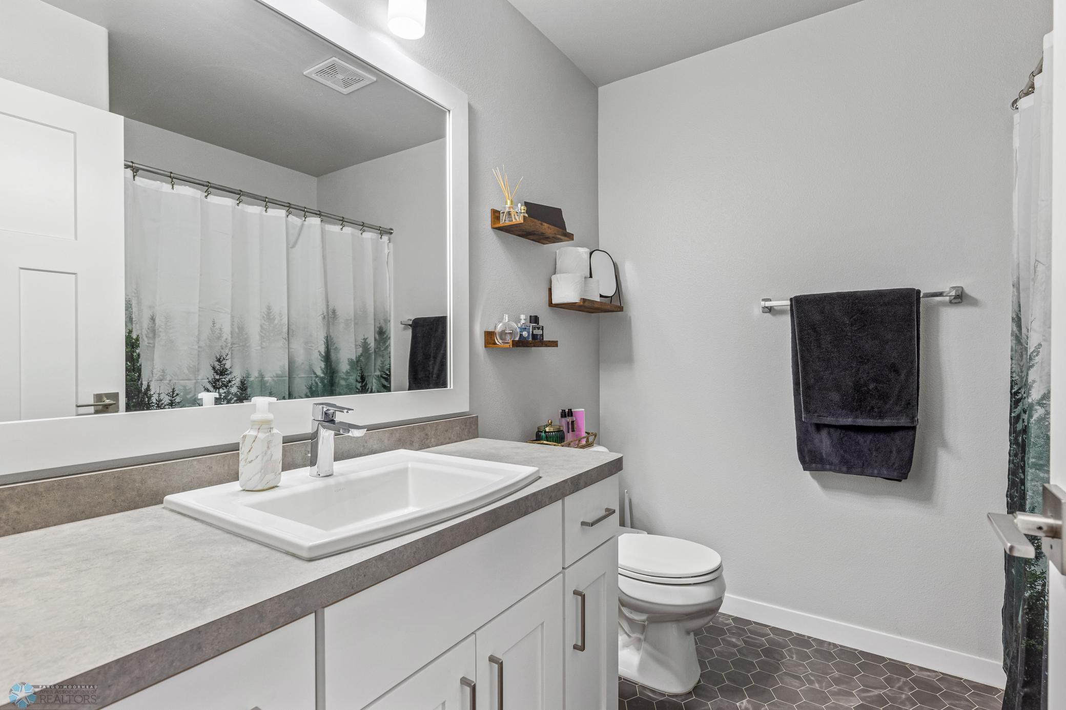 (19) Full Bath 2.jpg