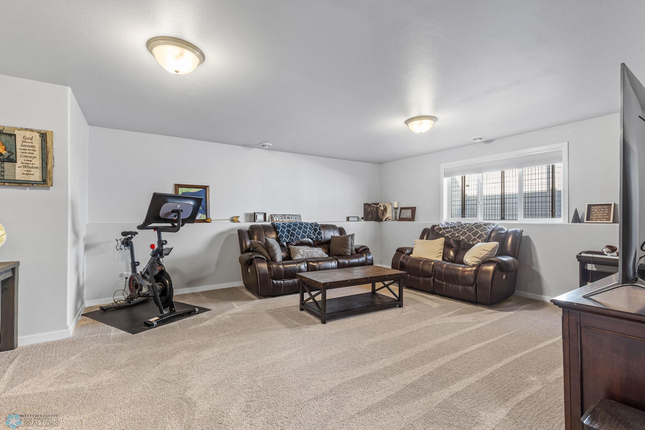 (20) Family Room.jpg
