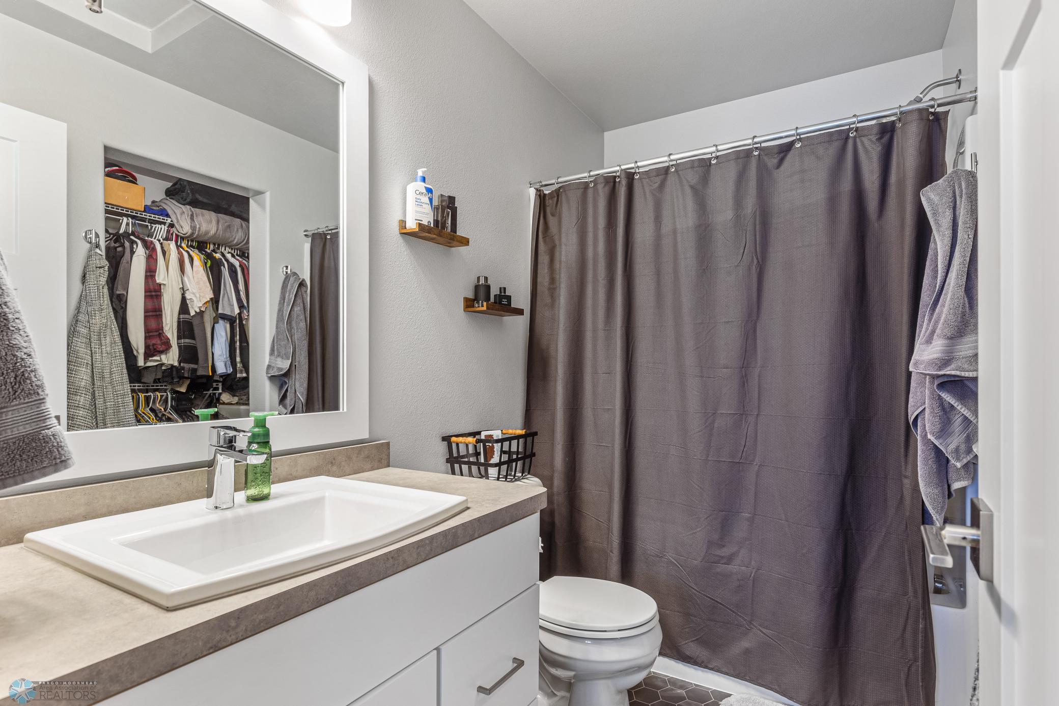 (17) Full Bath-Master 1.jpg