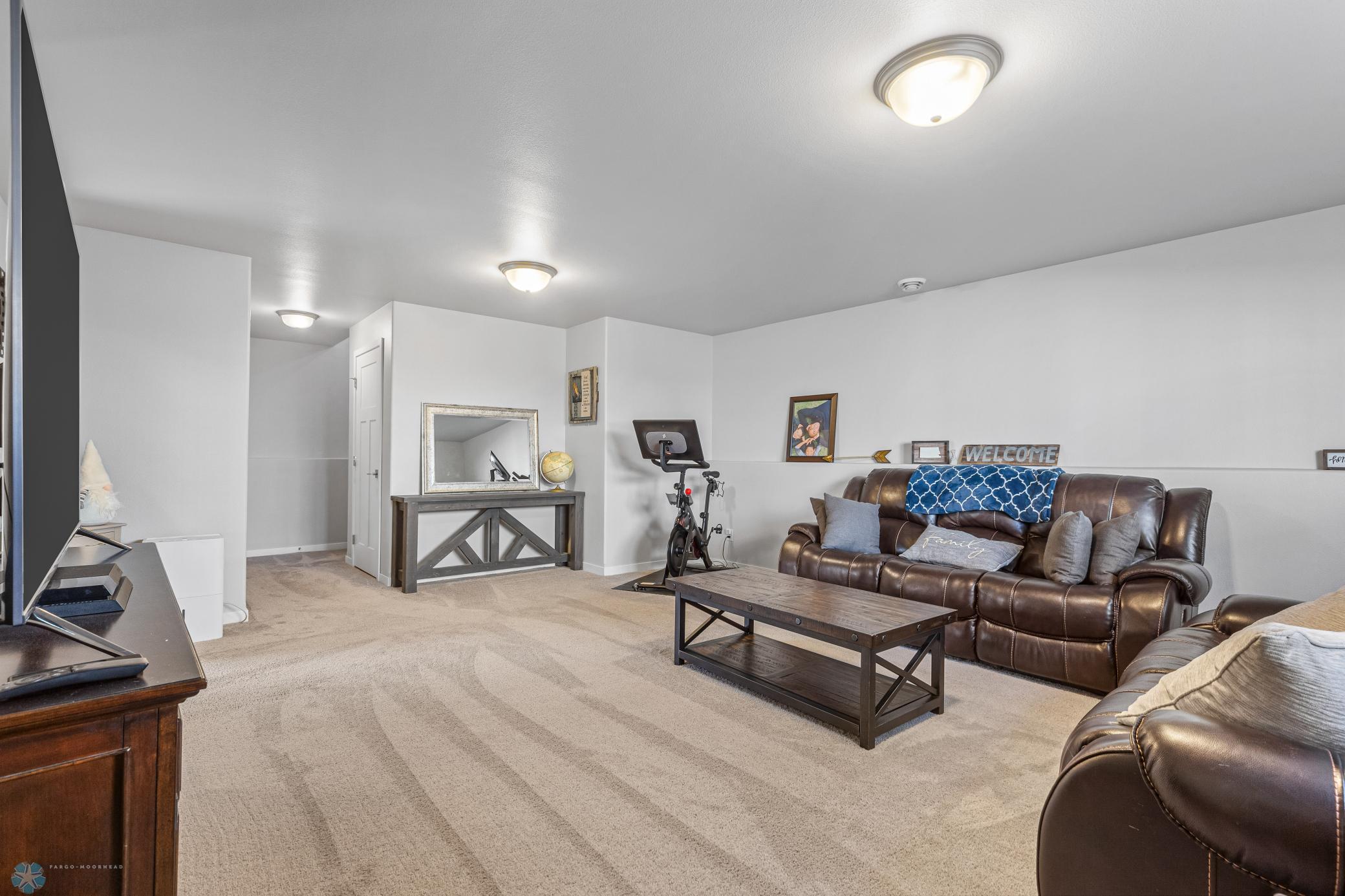 (21) Family Room.jpg