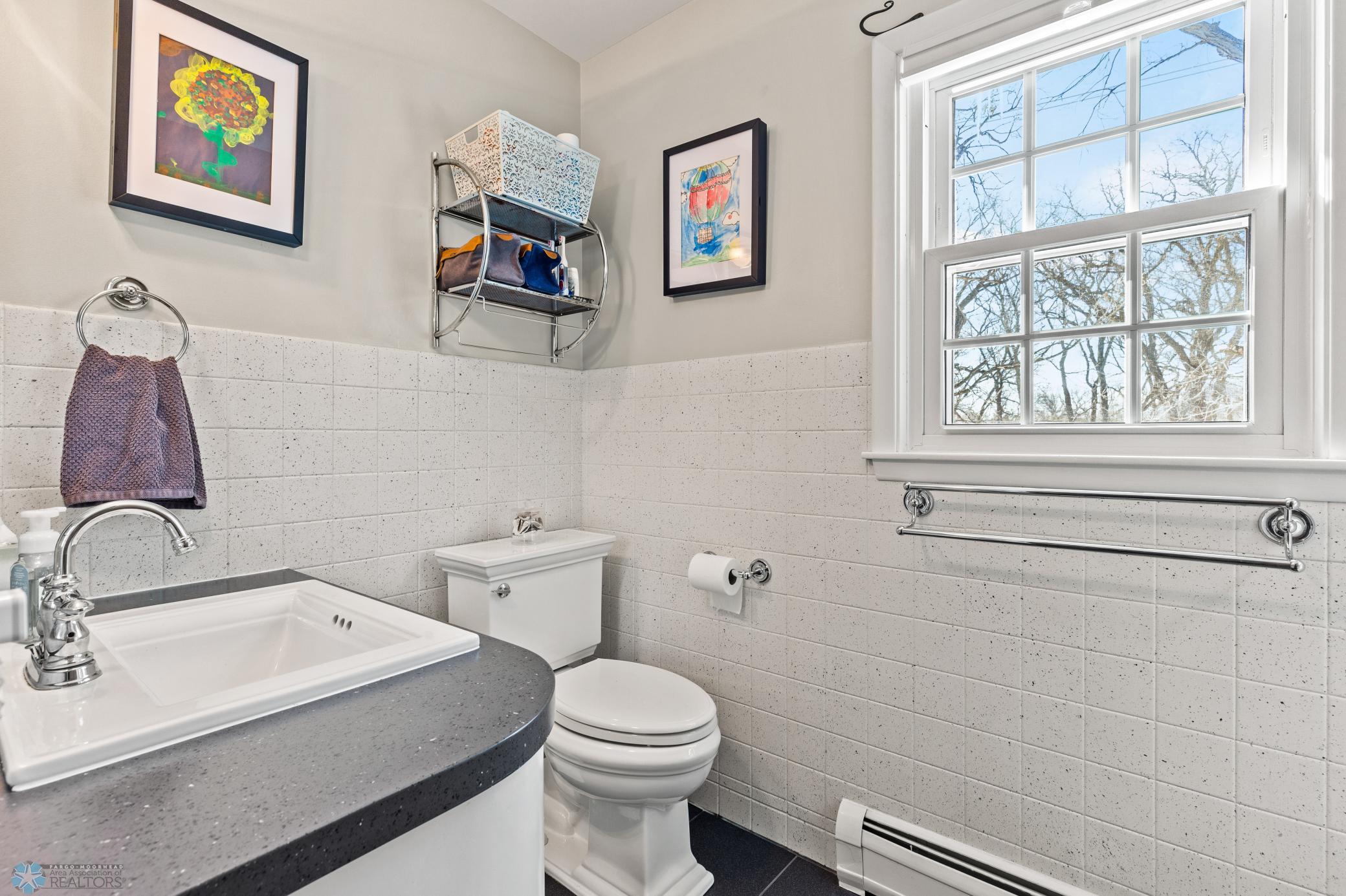 Upstairs Full Bathroom