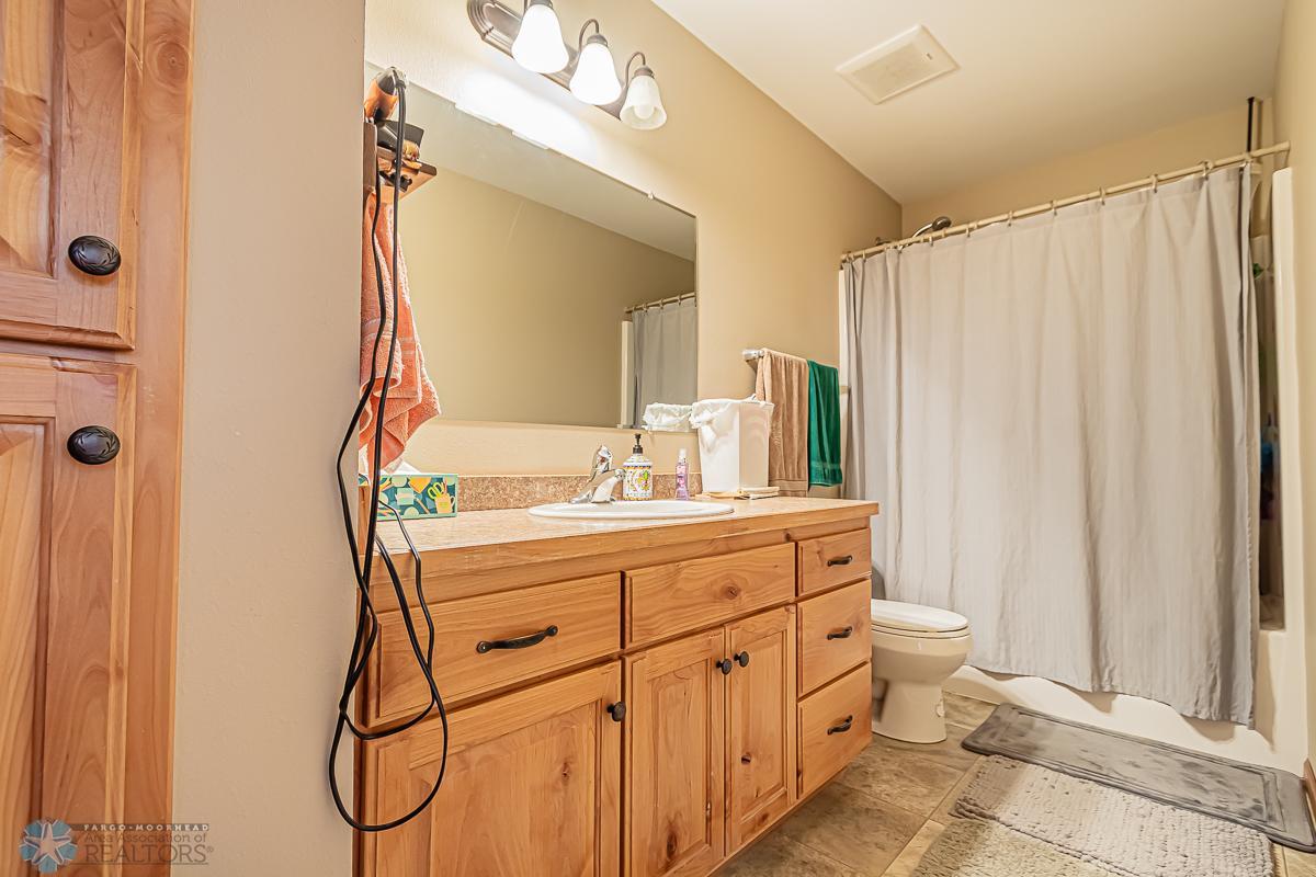 3033 Ridge Dr, West Fargo, ND 58078, USA-16.jpg