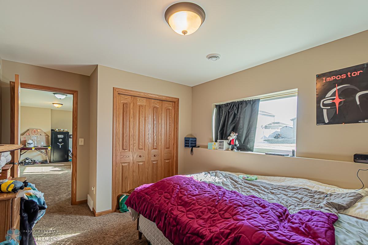 3033 Ridge Dr, West Fargo, ND 58078, USA-07.jpg