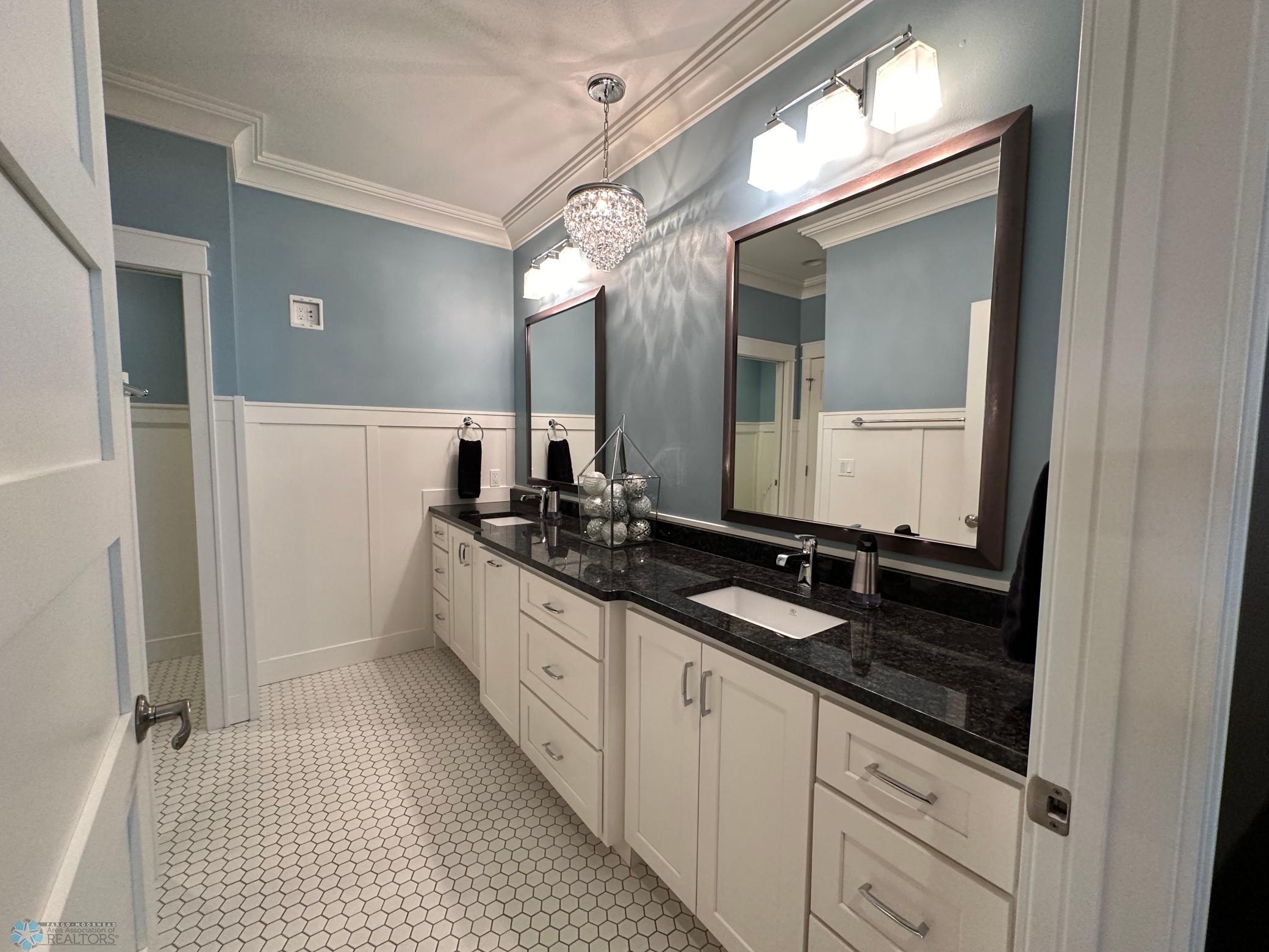 Private Master Bath w/ Dbl Sinks/Granite