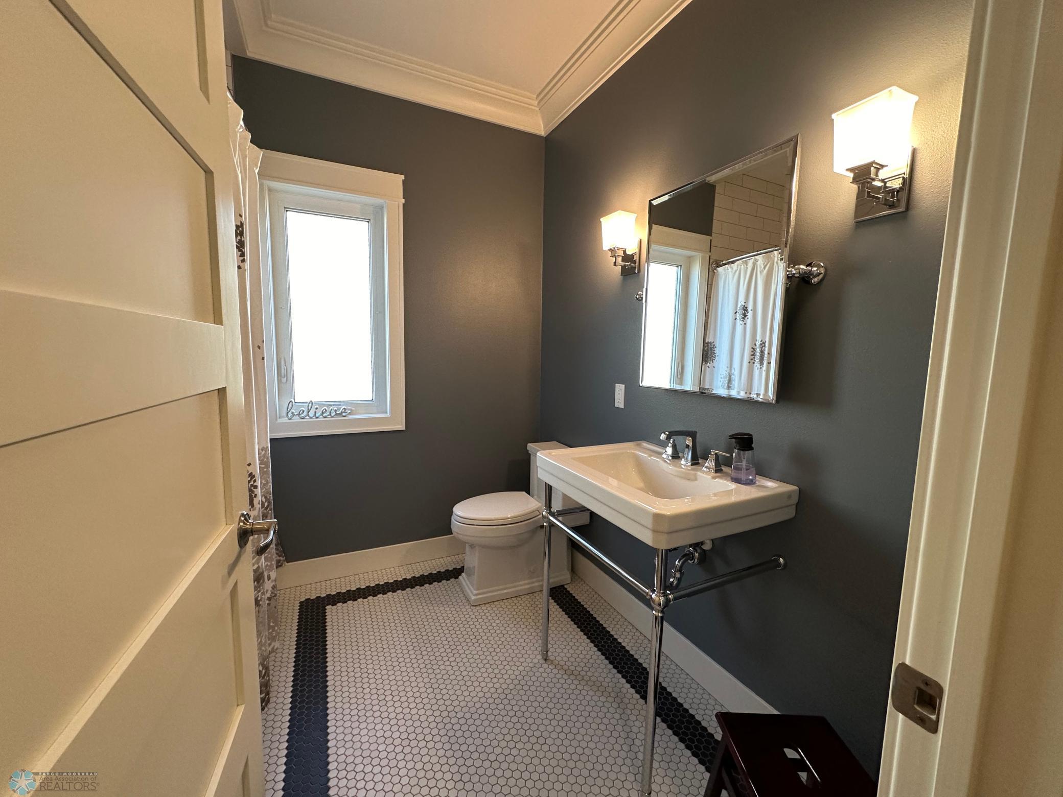 Main Full Bath w/Beautiful Tile