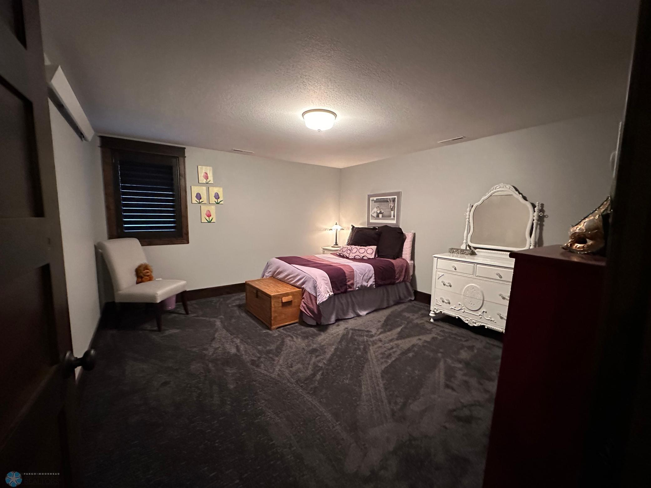 Bedroom 5/w Walk-in Closet