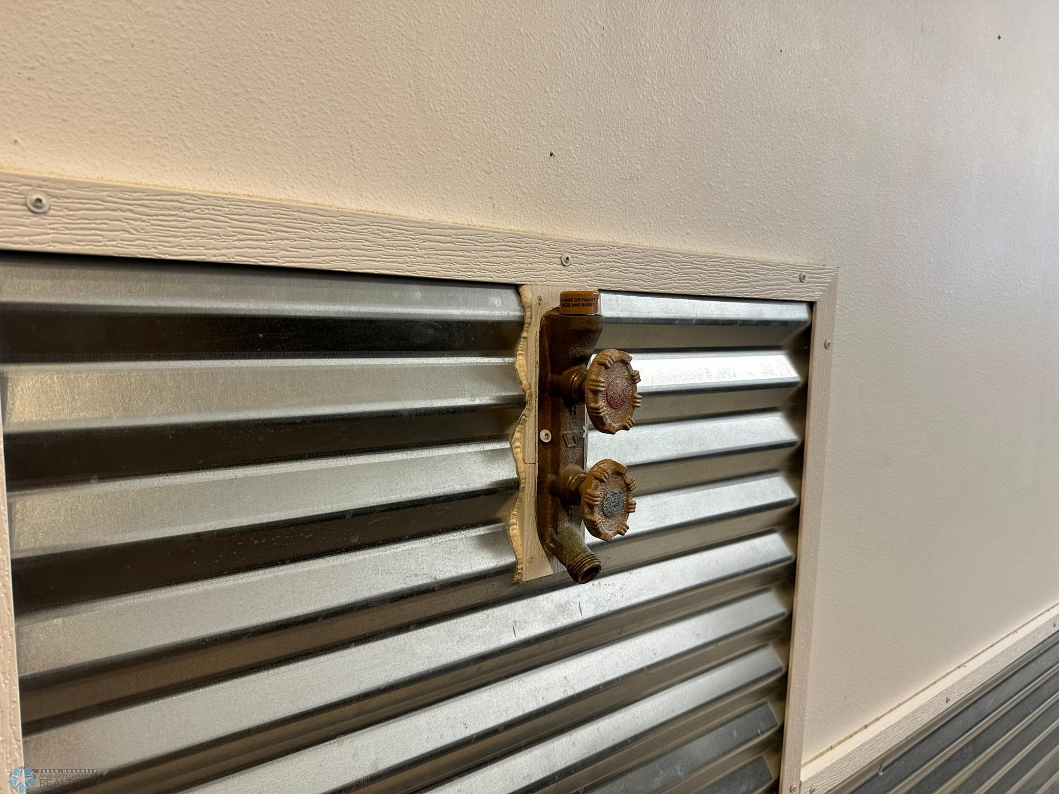 Garage w/Hot & Cold Water