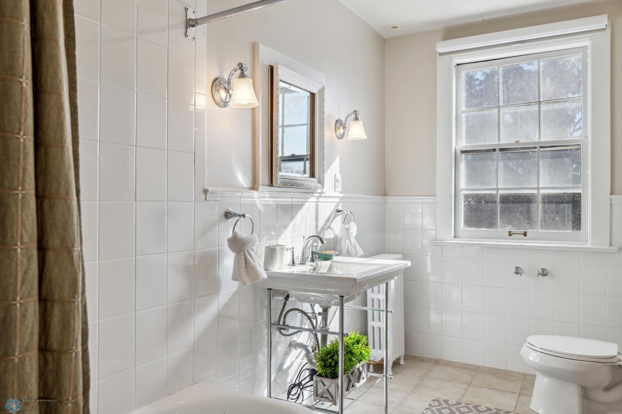 Second Floor Full Bathroom