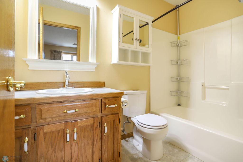 Primary en suite bathroom