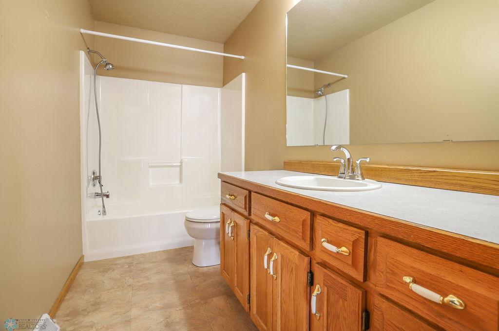Upper level main bath