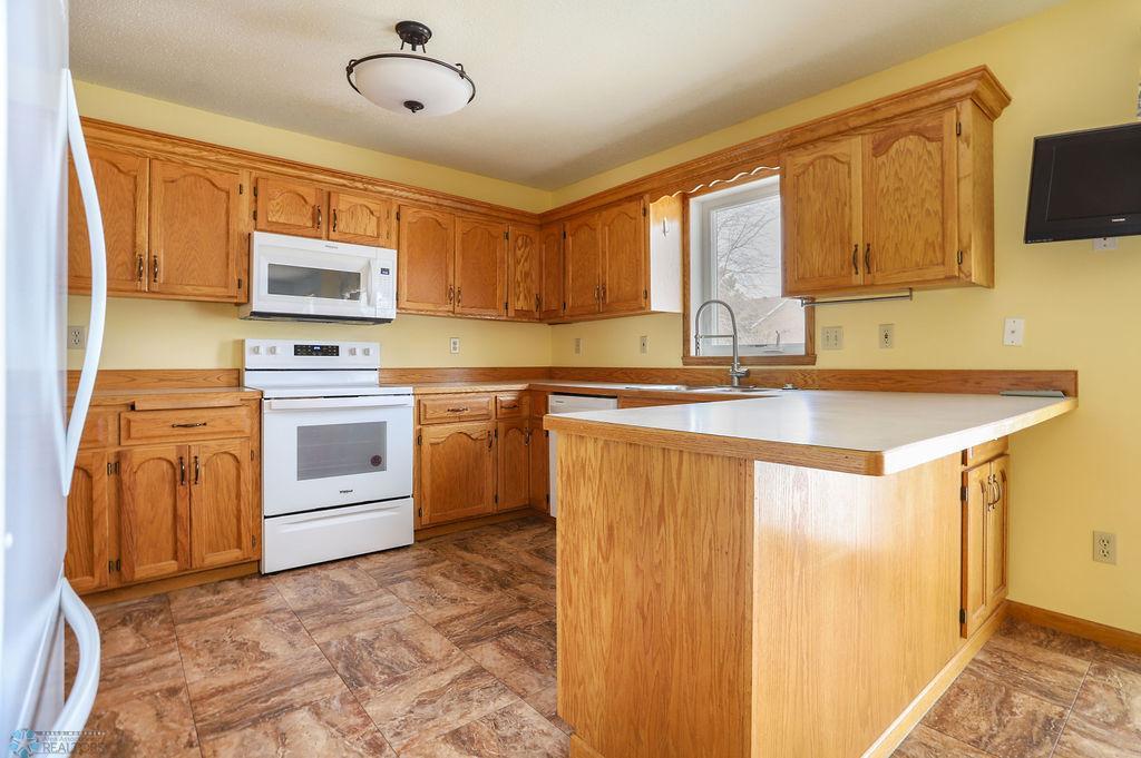 Large kitchen with peninsula