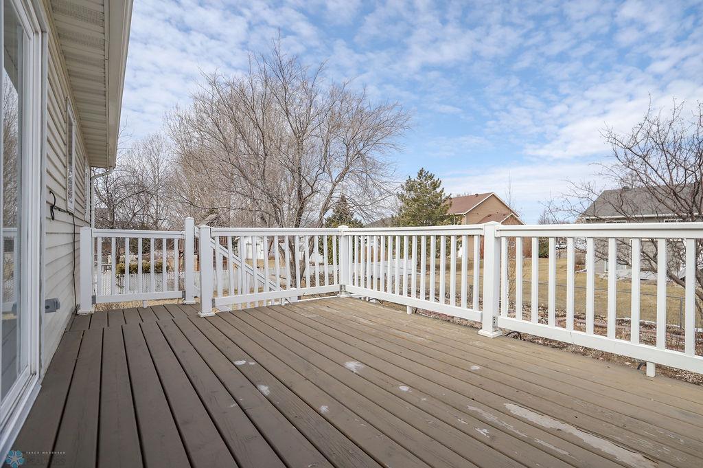 Deck has vinyl railing