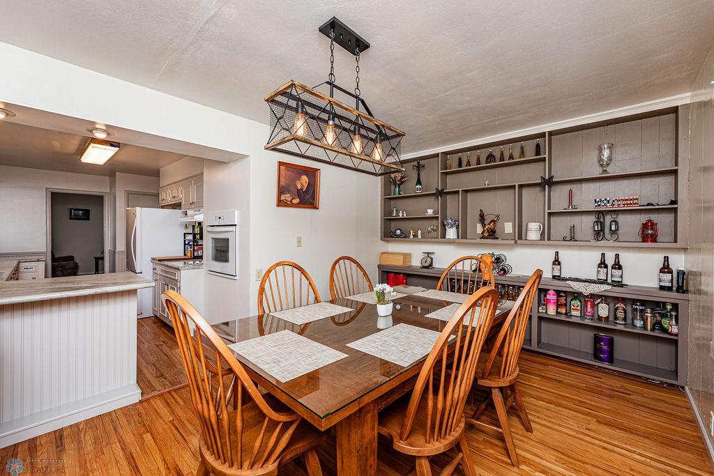 Dining Room-Hardwood Floor!!