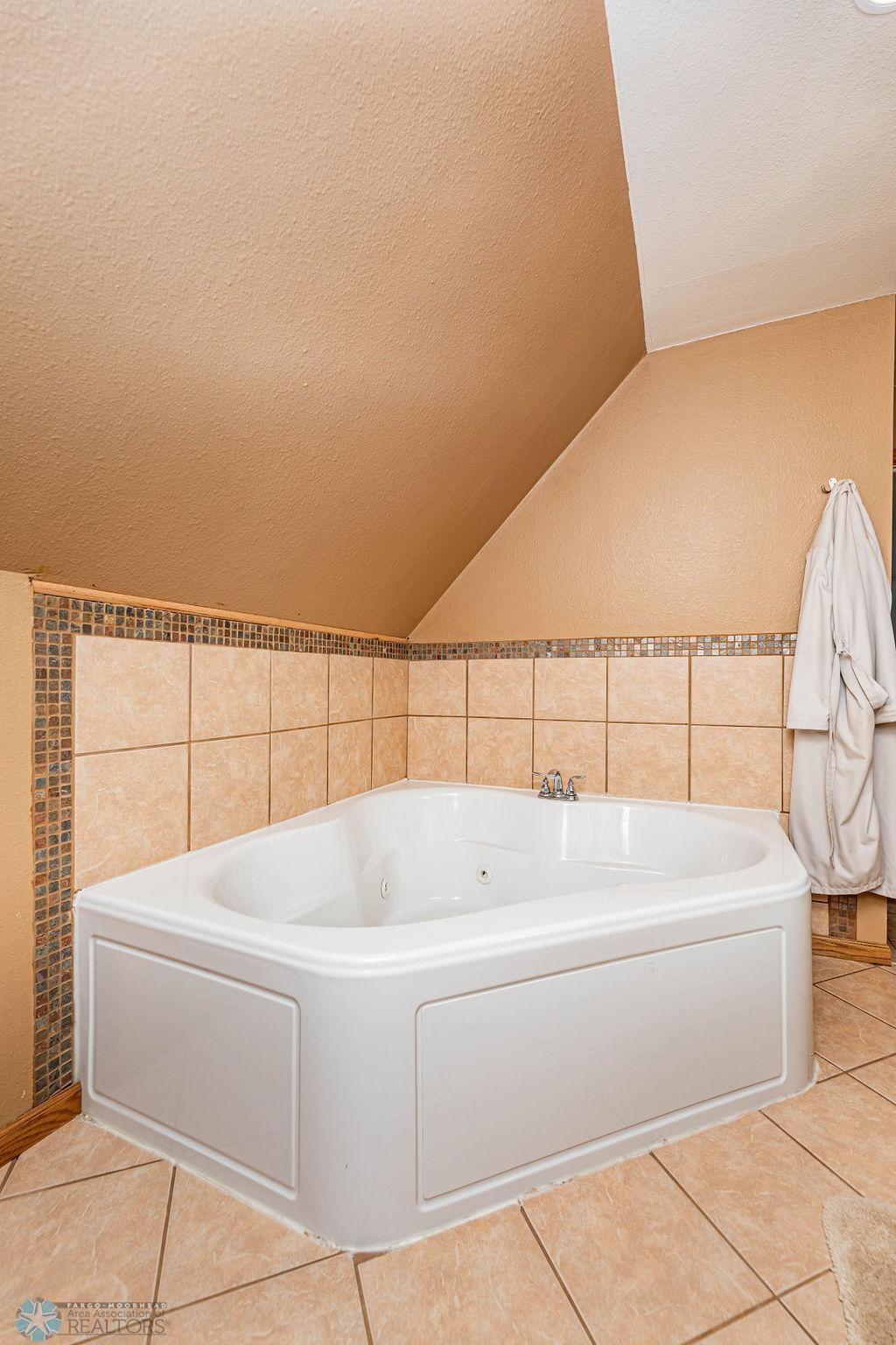Jetted Tub w/inline heater!