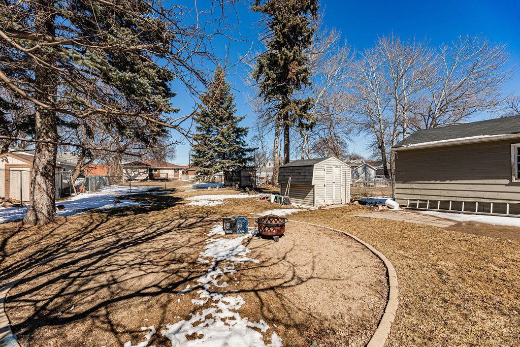 Backyard w/firepit!
