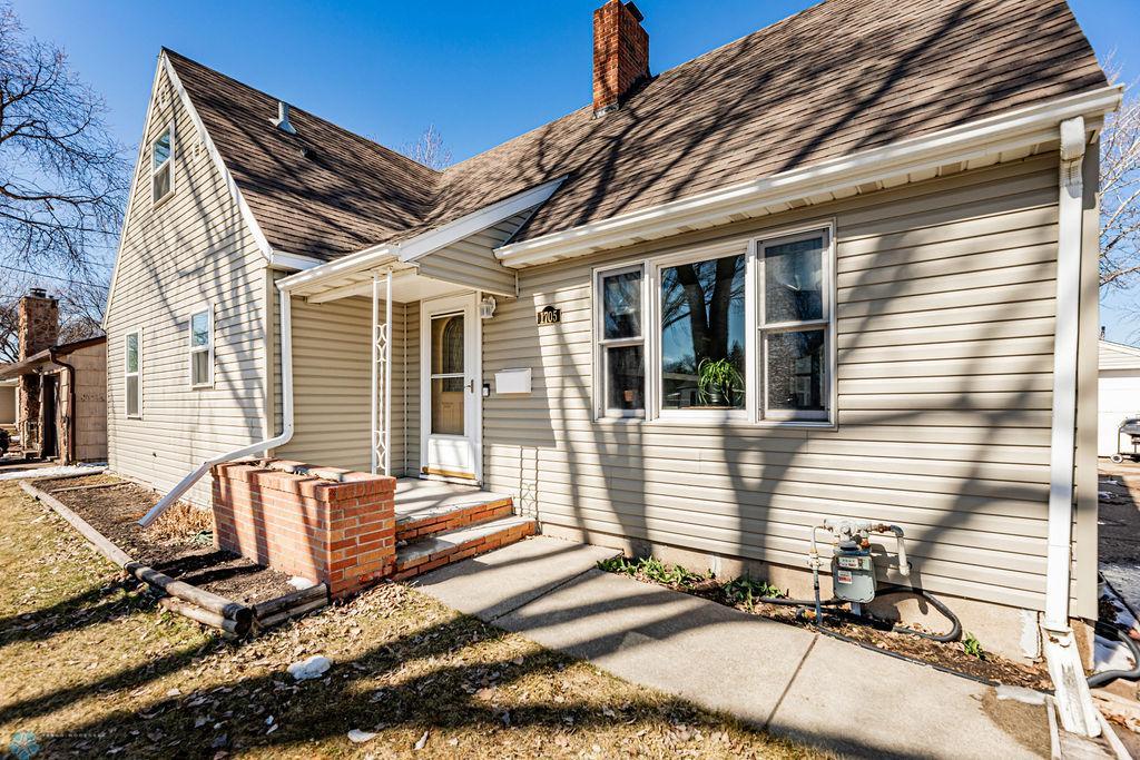 Front Porch-Vinyl Siding just 1 year old!