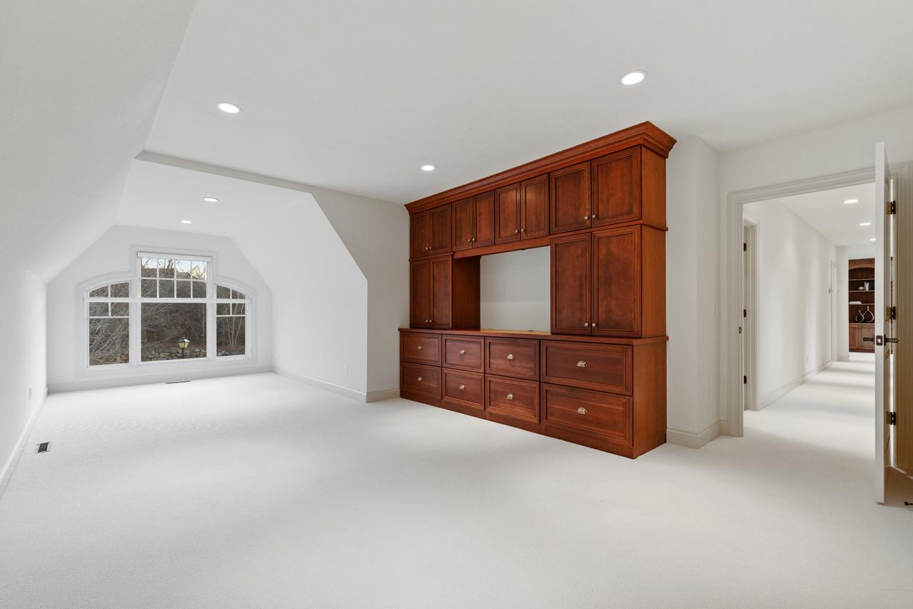 Huge Bonus room