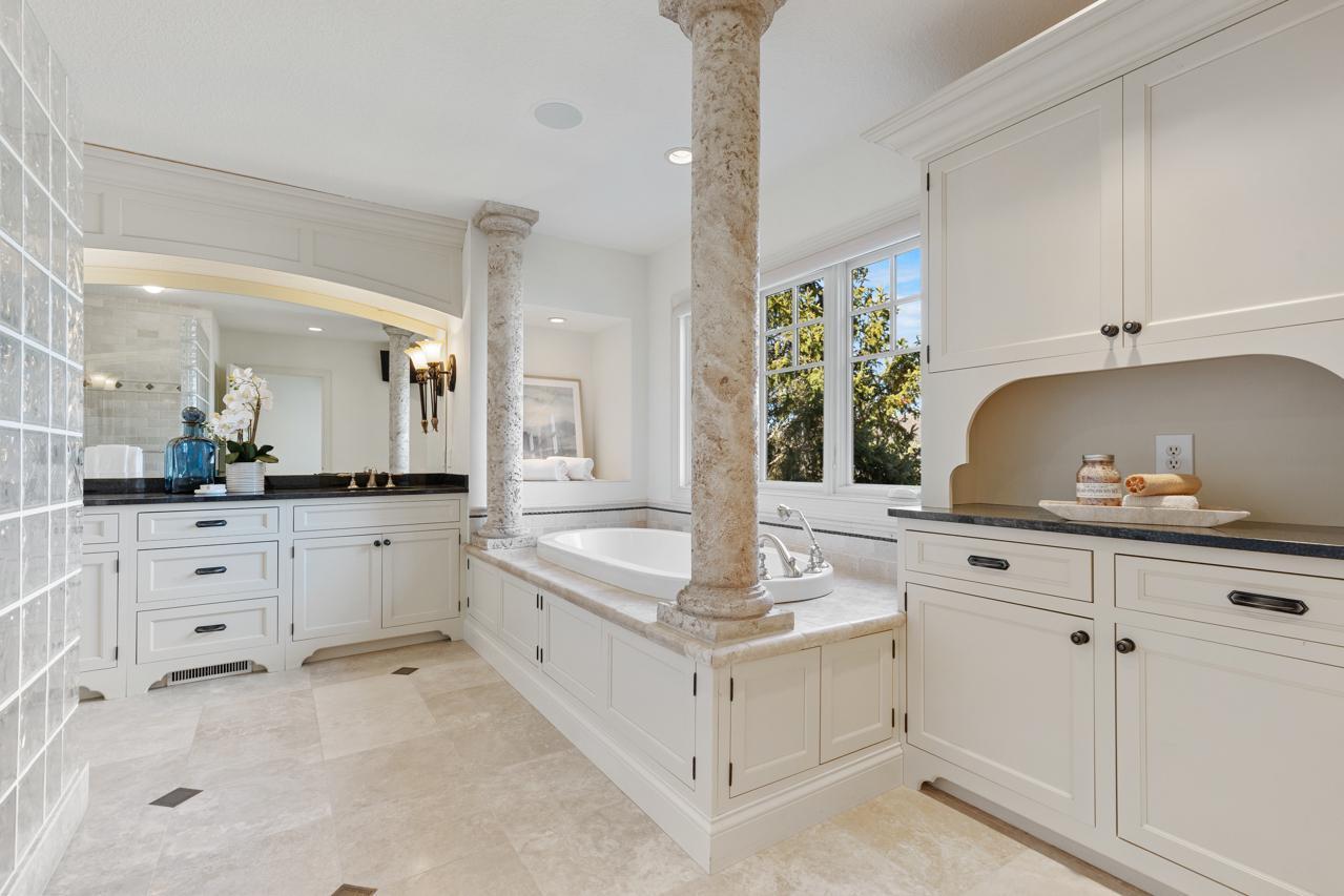 Luxurious primary bath