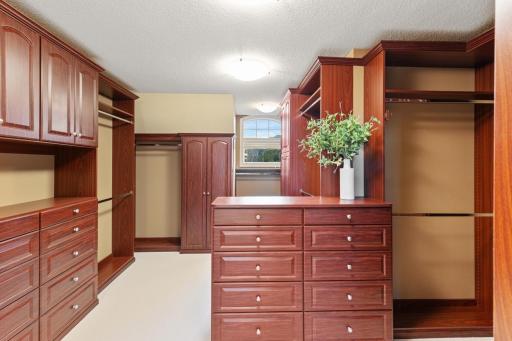 1760 Lucy Ridge Court, Chanhassen, MN 55317