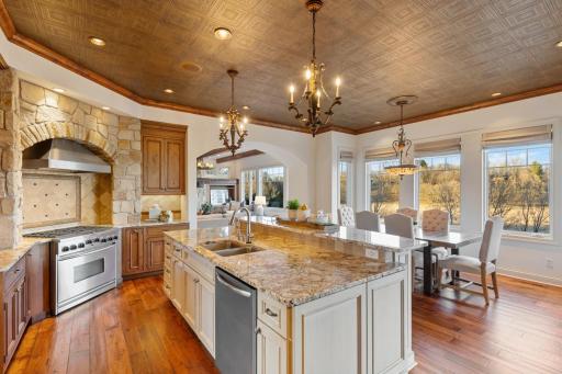 1760 Lucy Ridge Court, Chanhassen, MN 55317