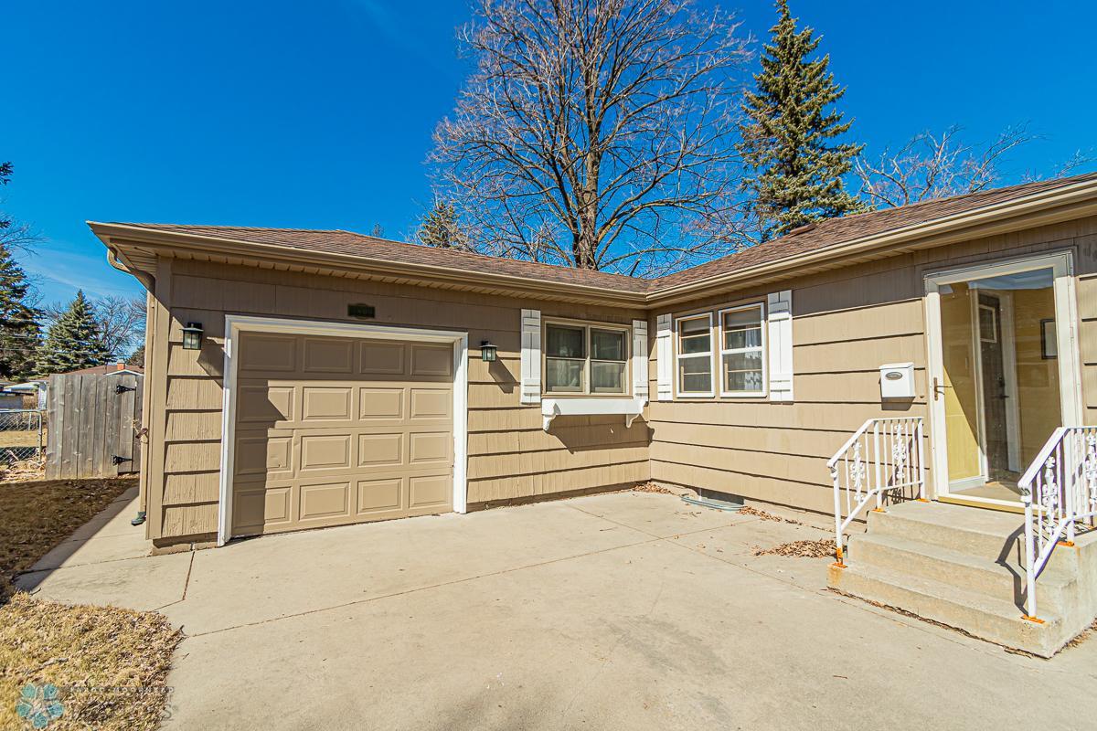 1809 7th St S, Moorhead, MN 56560-02.jpg