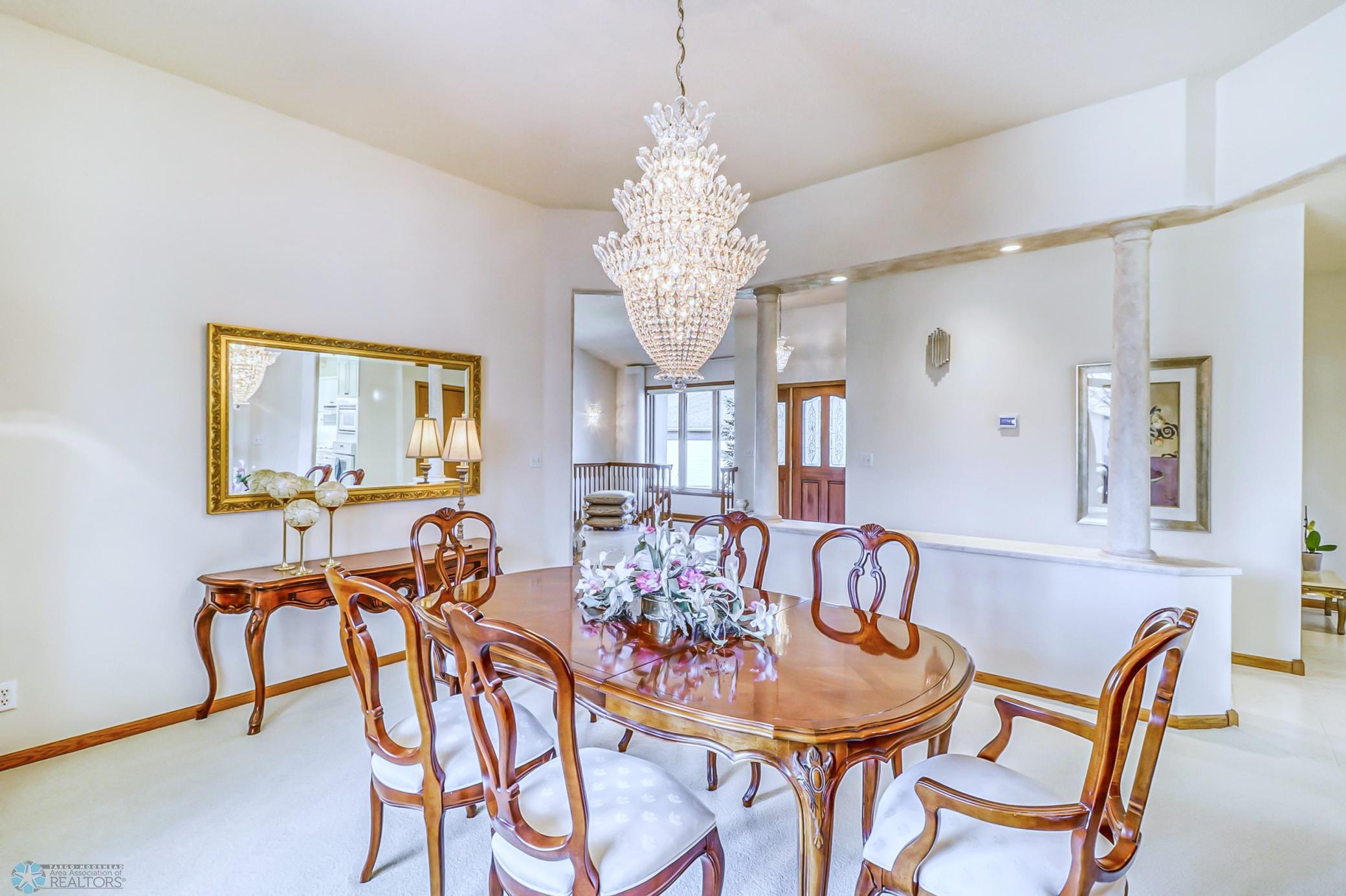 Formal dining-pillar accents