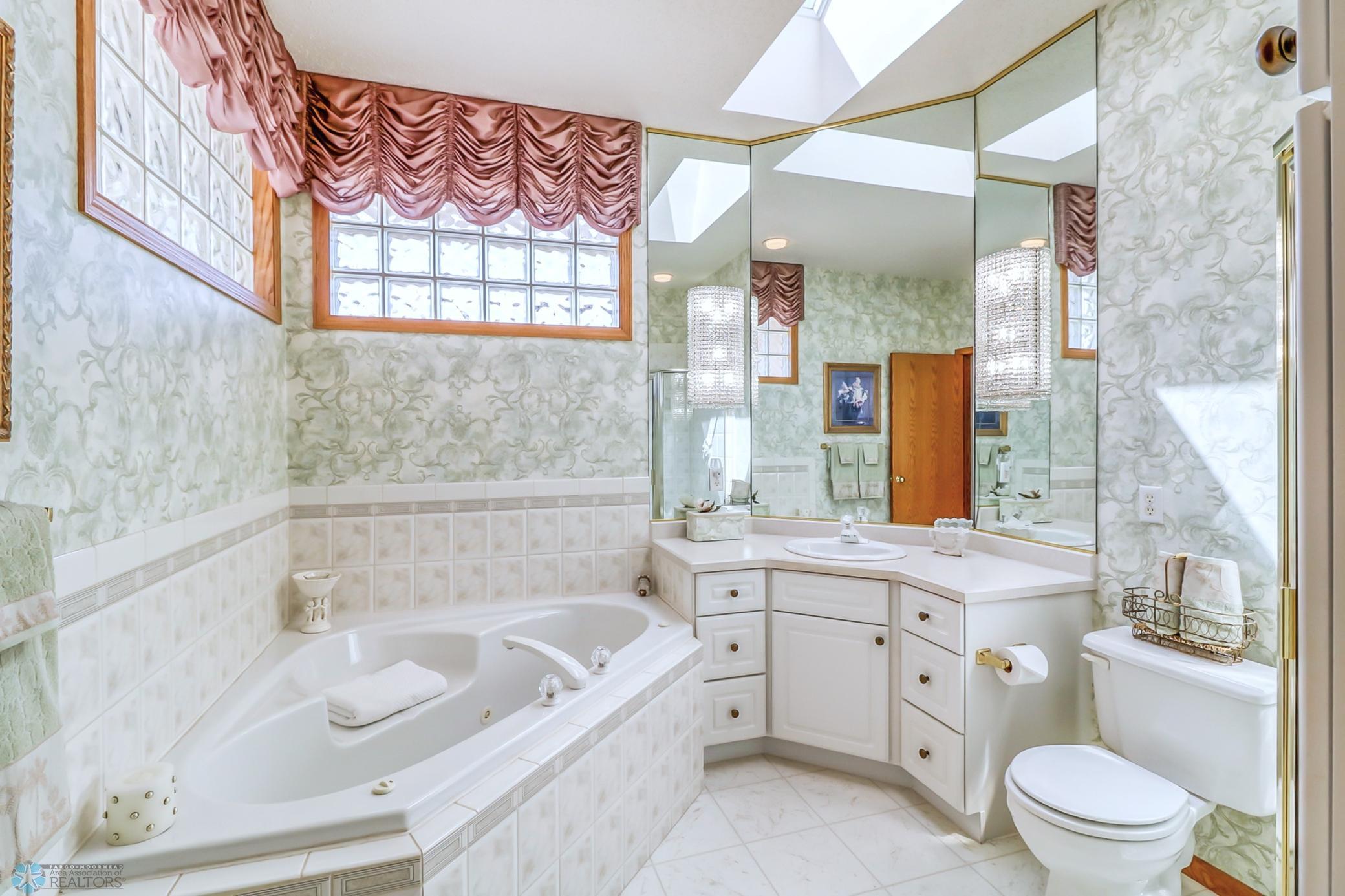 Primary bath-jacuzzi tub