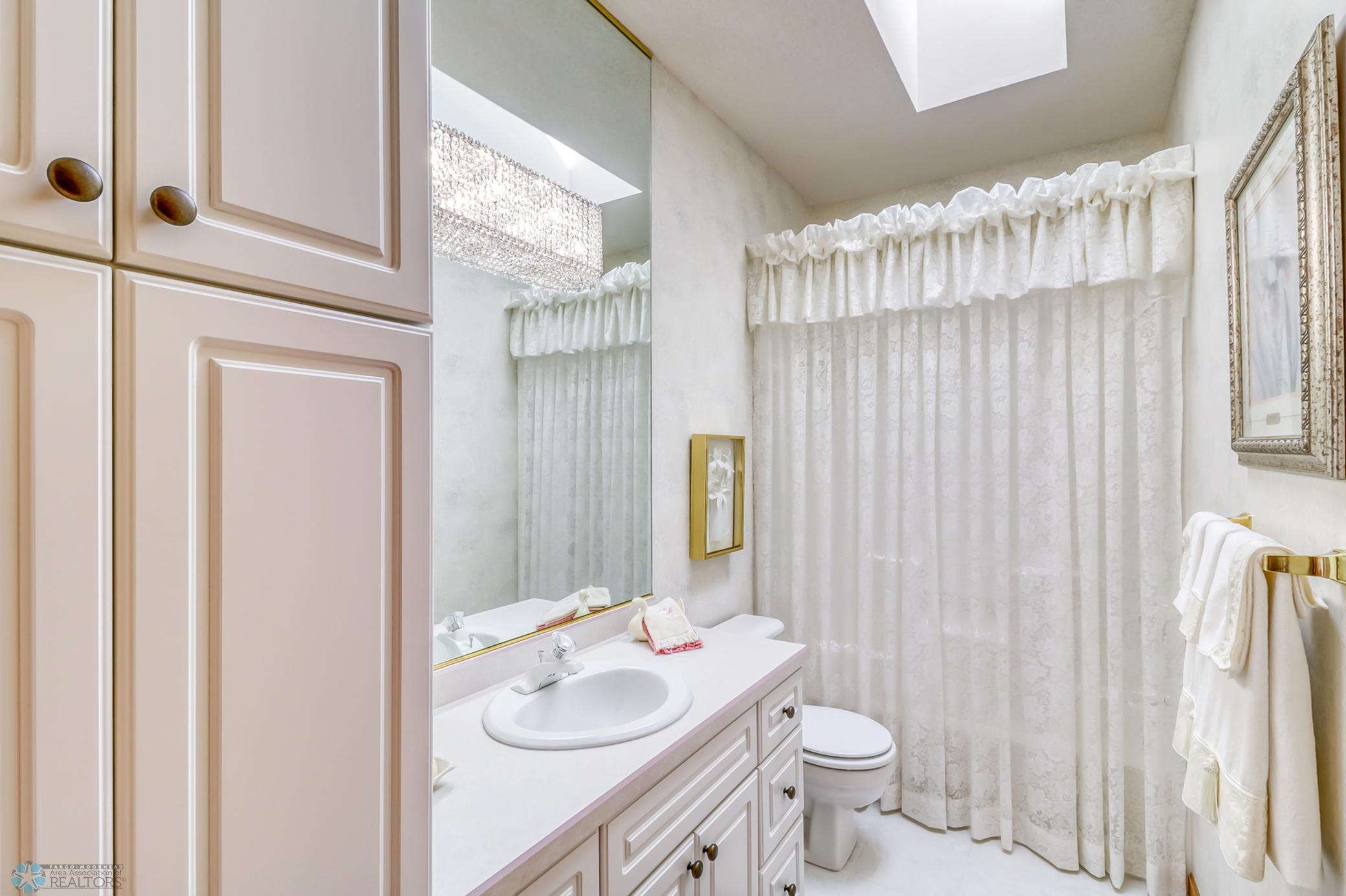 Main-floor full guest bath