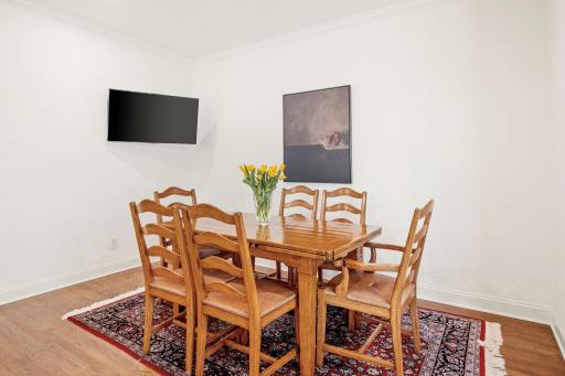 Spacious informal dining area in the kitchen!