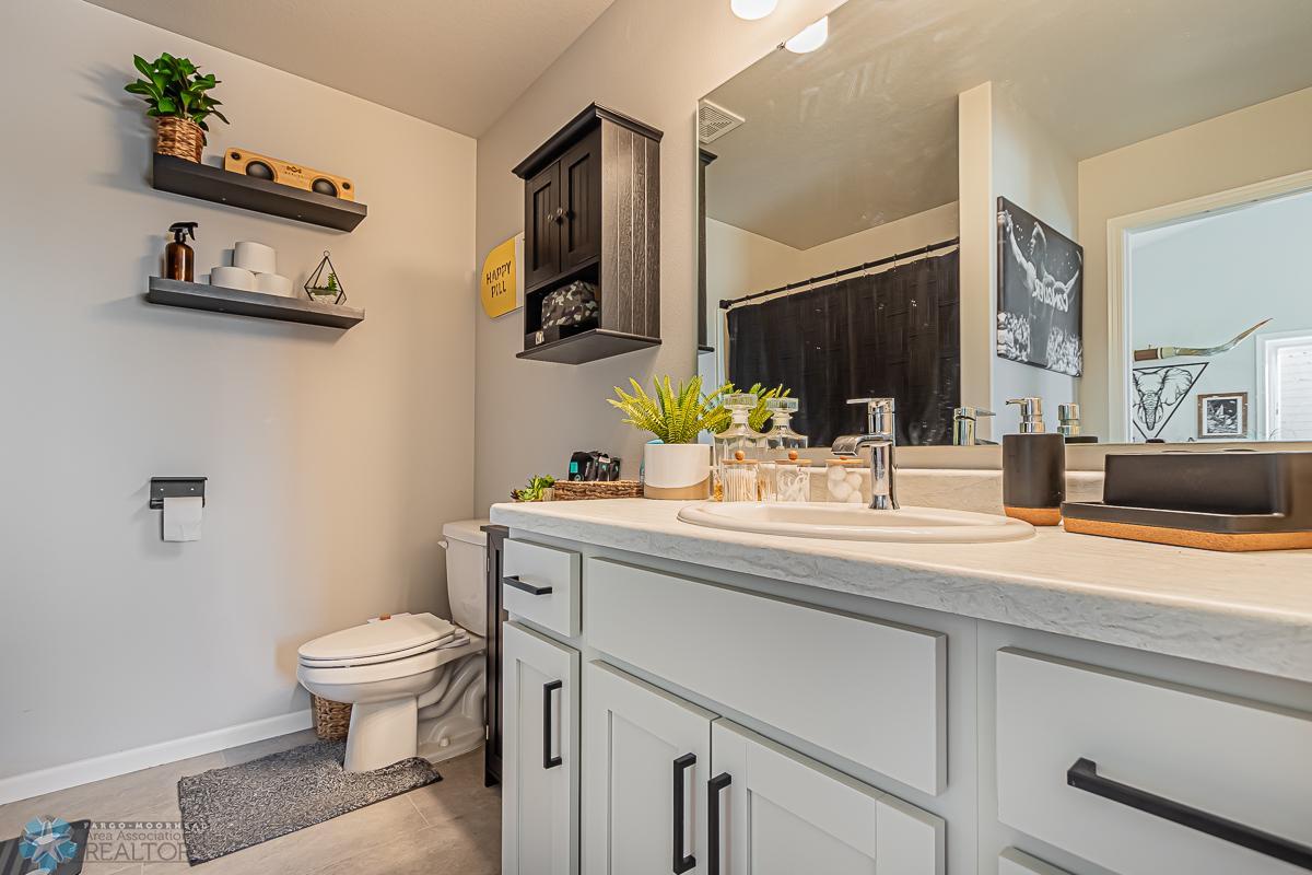 Upper_Bathroom_1.jpg