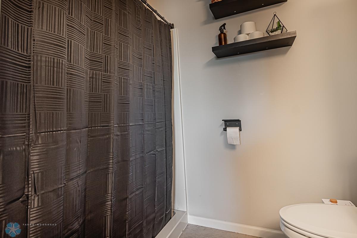 Upper_Bathroom_2.jpg