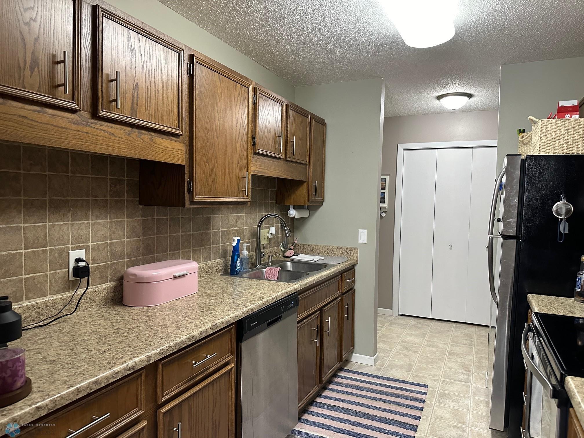 Kitchen 2.jpg