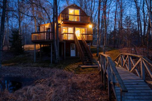 This guest cabin offers privacy for family and friends.