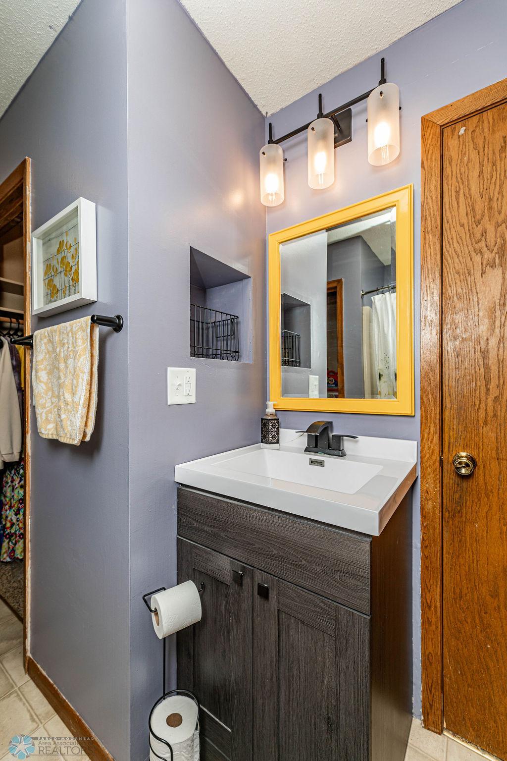 Lower Level Hollywood Bath