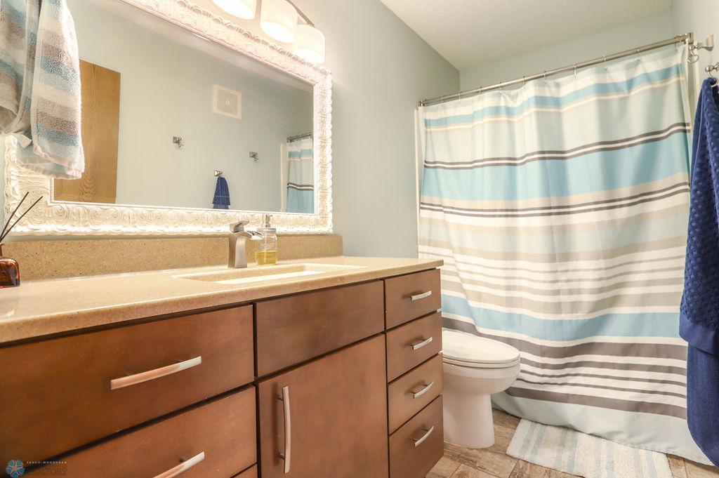 upper full bath.jpg