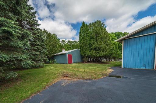 The 24' x 40' stallion barn has 3 runs for stallions or other livestock, and 4 box stalls with rubber mats.