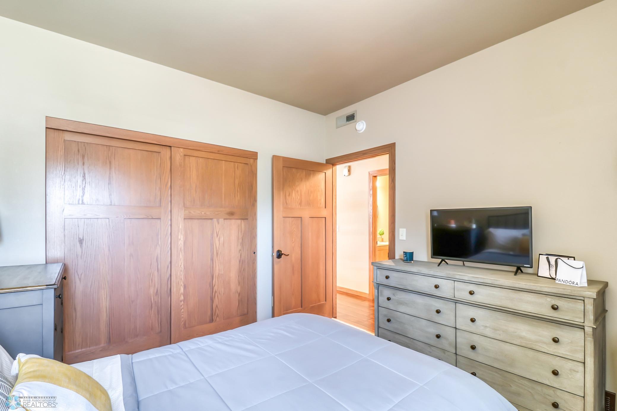 Bedroom1_2.jpg