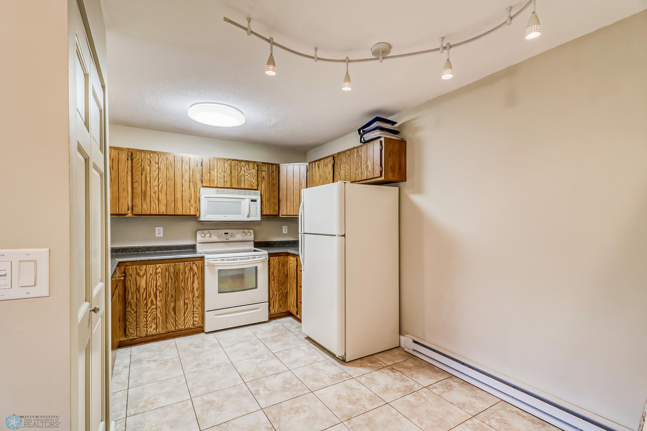 Eat-in kitchen 1_2.jpg