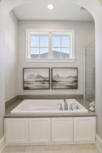 5 Pondview Trail, North Oaks, MN 55127