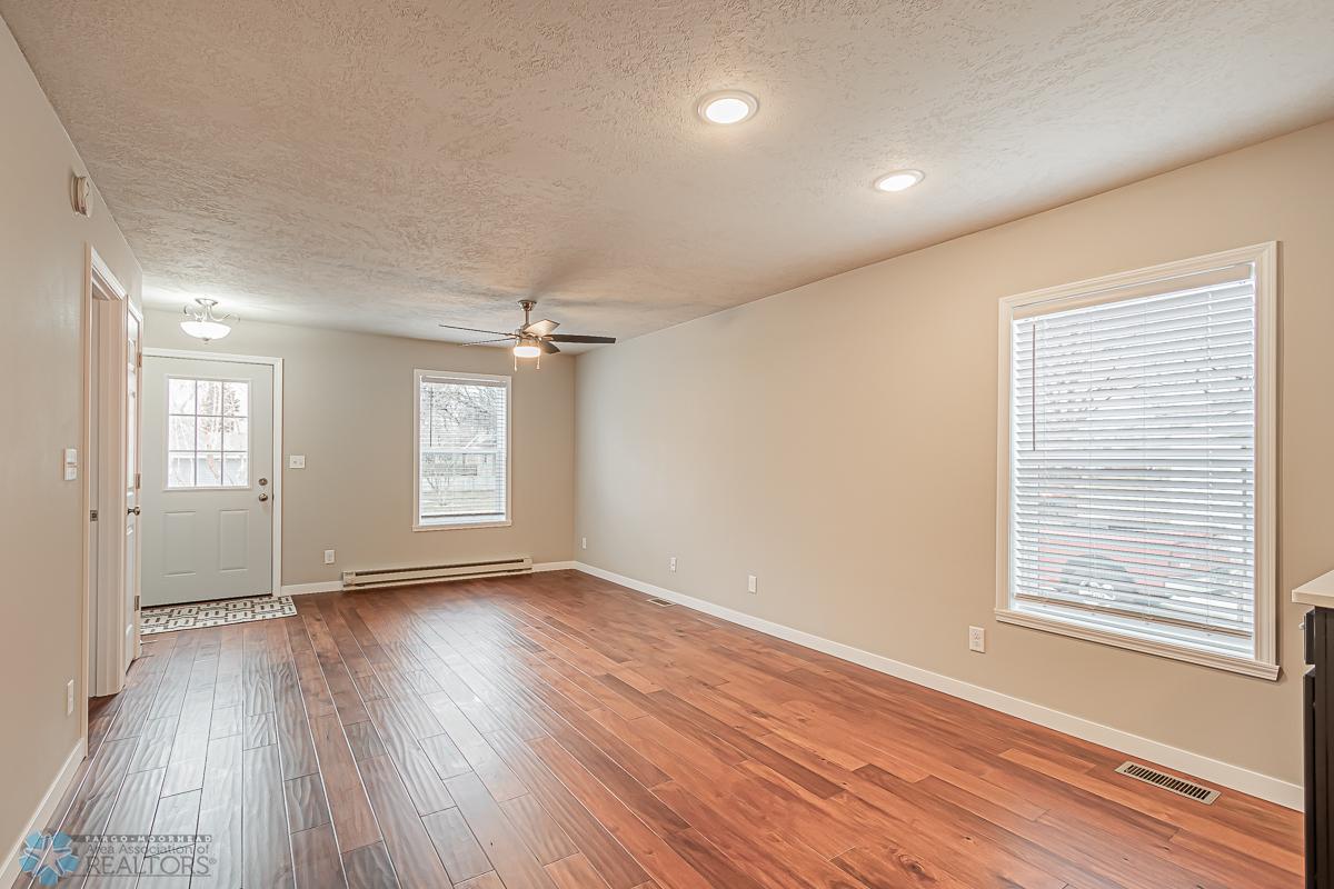 312 10th Ave N, Fargo, ND 58102-11.jpg