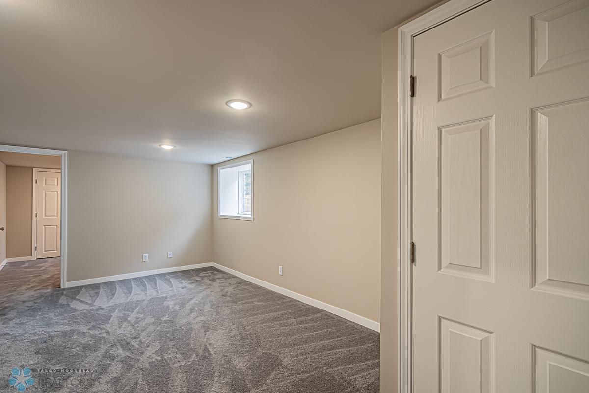 312 10th Ave N, Fargo, ND 58102-09.jpg