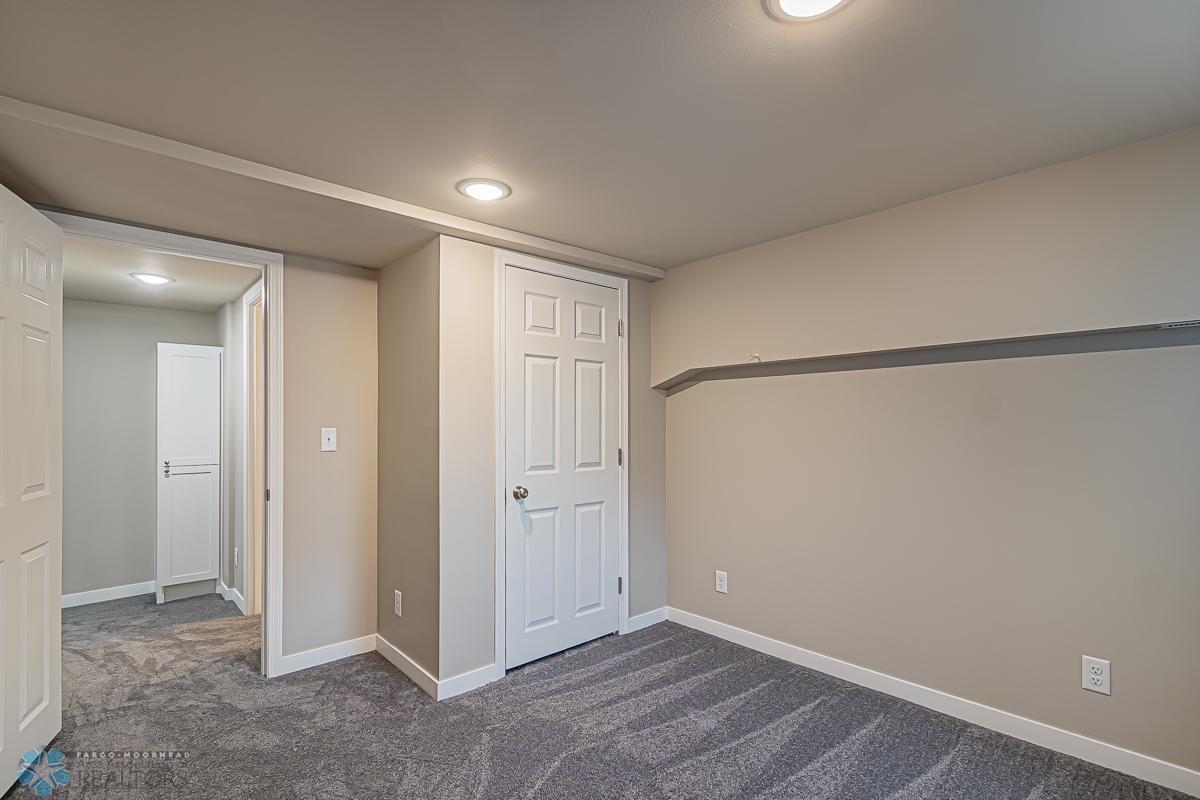 312 10th Ave N, Fargo, ND 58102-05.jpg