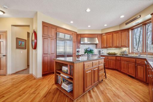 Look at those HWD floors and custom cabinets. Plenty of counterspace!