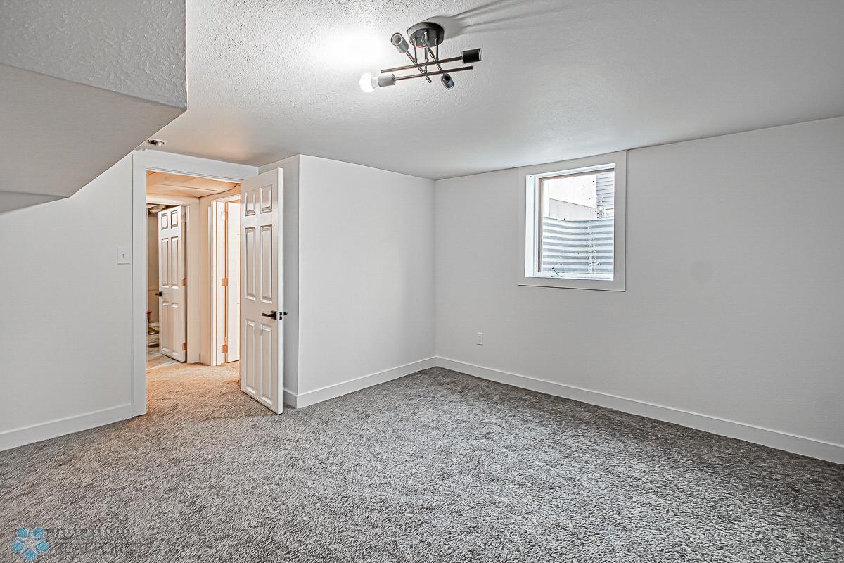 1206 S University Dr, Fargo, ND 58103-21.jpg