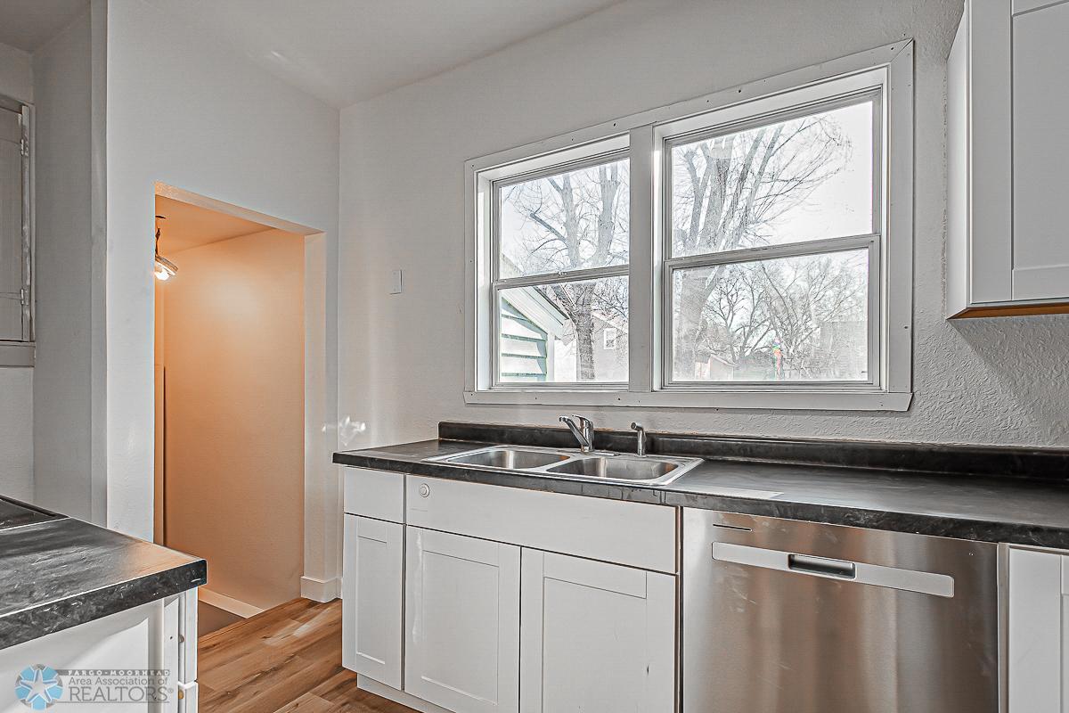 1206 S University Dr, Fargo, ND 58103-16.jpg
