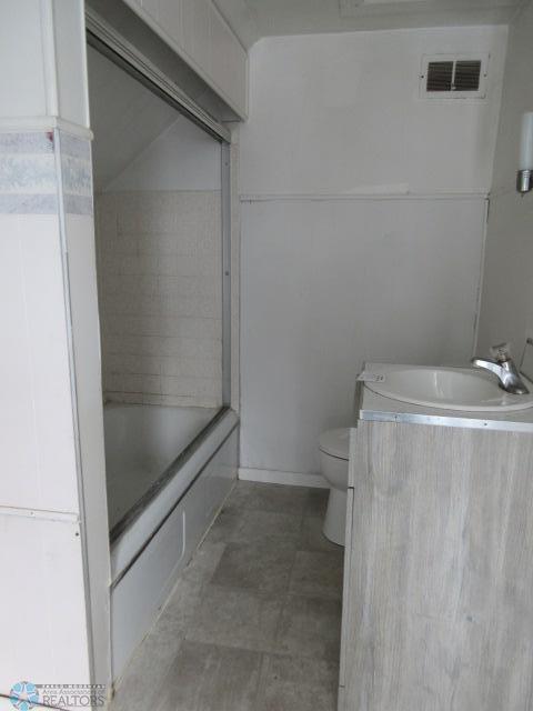 Upper Full Bathroom