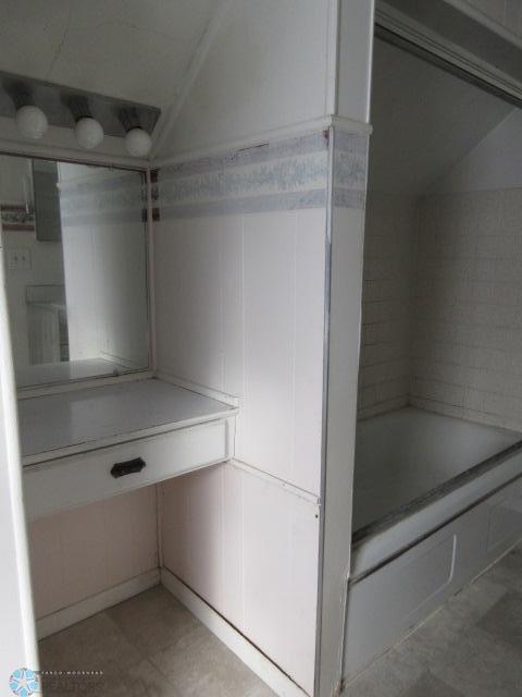 Upper Full Bathroom