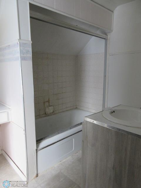Upper Full Bathroom